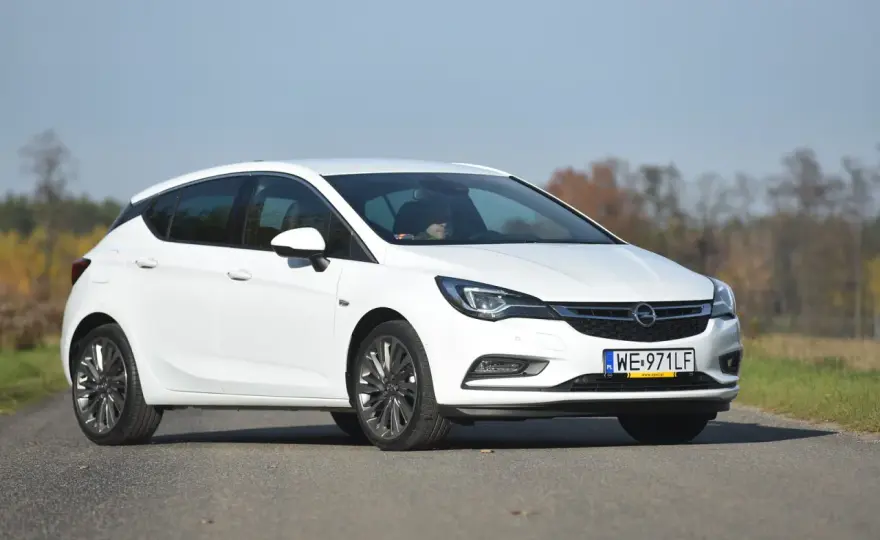 Opel Astra K pojemność baku - co warto wiedzieć o tankowaniu?