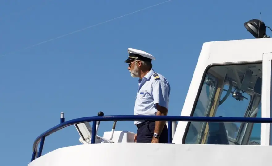 Ile zarabia marynarz? Pensje, kontrakty i co podbija stawkę