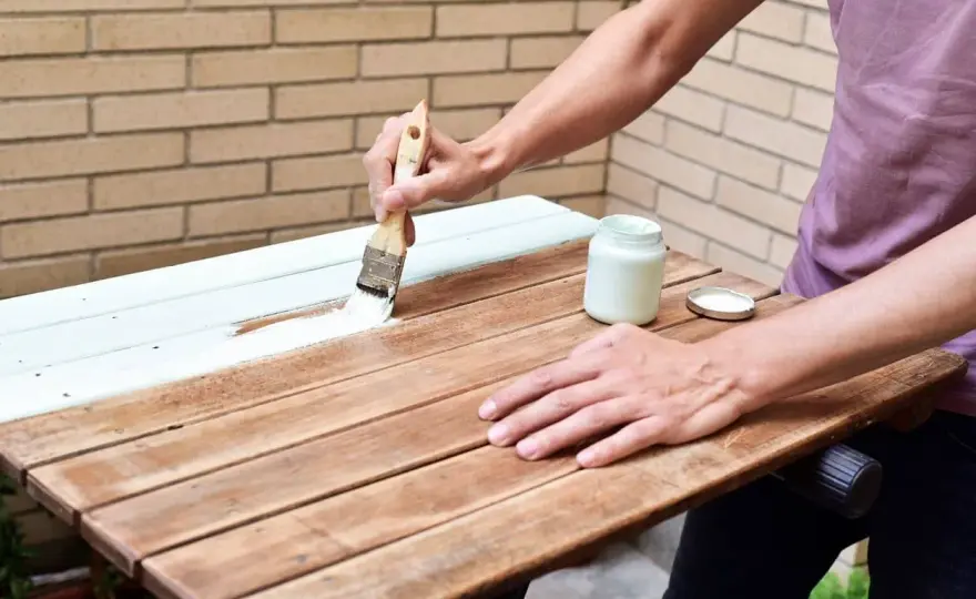 Cómo pintar una mesa de madera de exterior para que dure