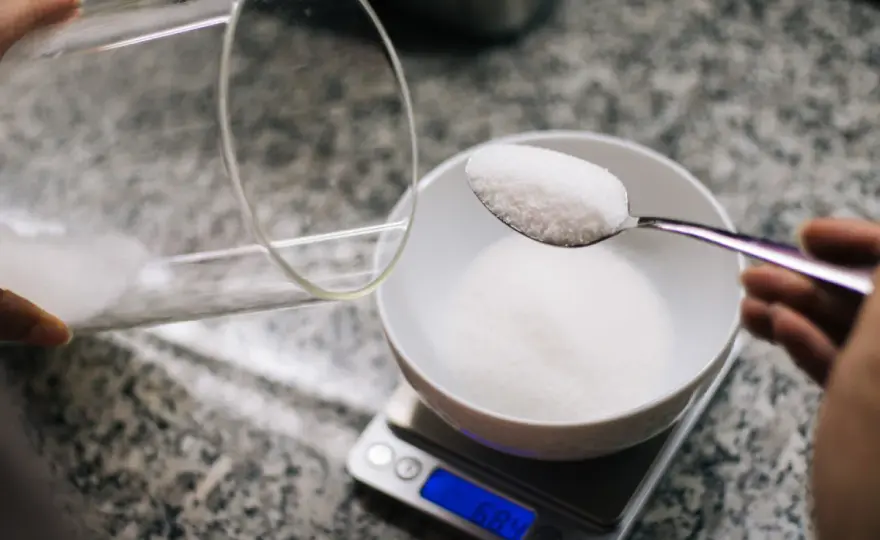 50g cukru: Ile to łyżeczek? Odmierzaj bez wagi!