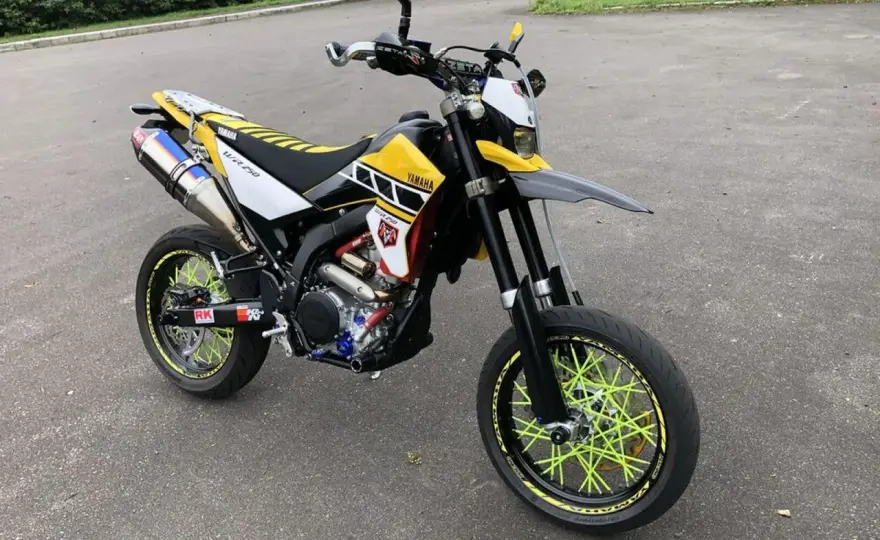 WR250X - ¿La supermotard urbana que aún vale la pena?