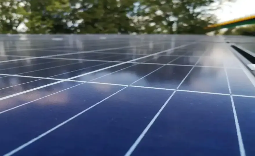 Jak działa elektrownia słoneczna? Od Słońca do Twojego gniazdka
