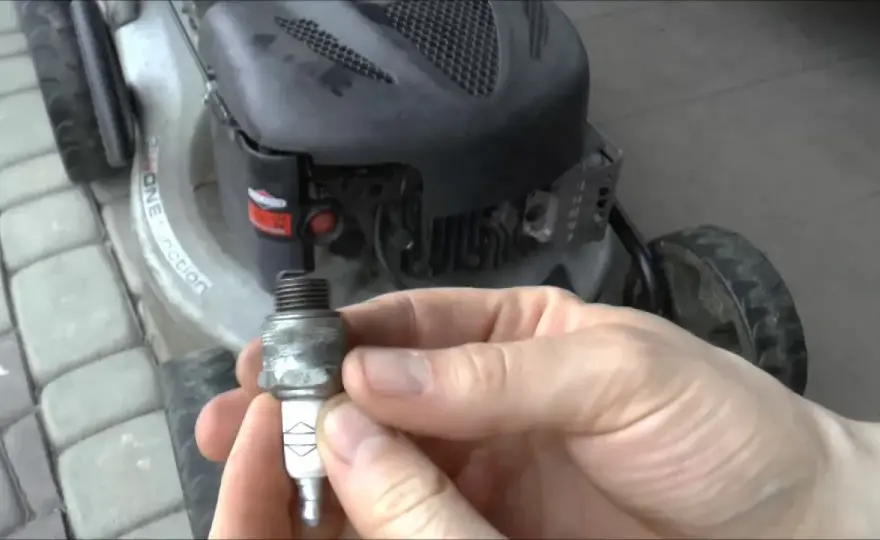 Jaką świecę do kosiarki Briggs & Stratton wybrać, aby uniknąć problemów?