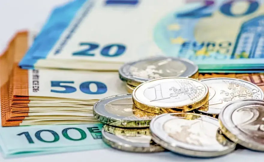 Przewóz gotówki w UE: Limit 10 000 euro i zasady zgłoszenia