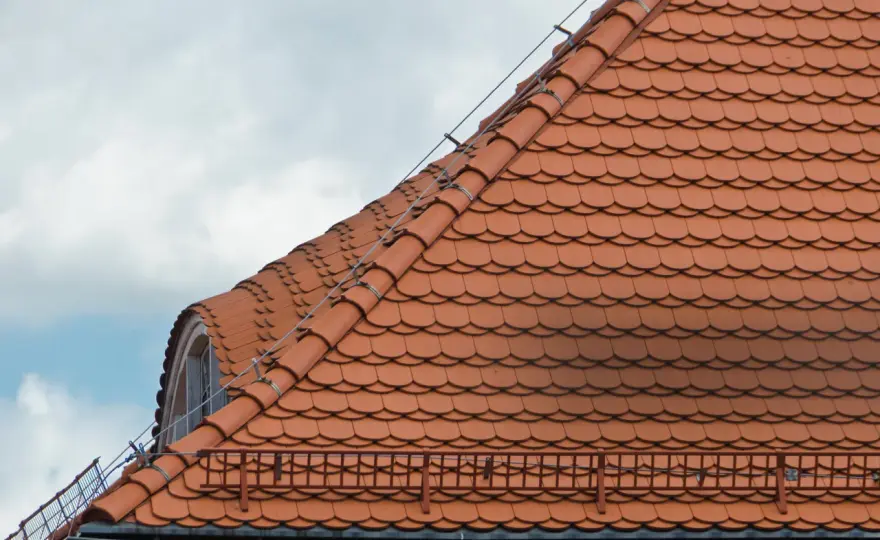 Dachówka: poznaj najważniejsze cechy i rodzaje materiału na dach
