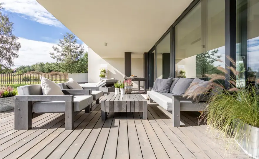 Terrasse gestalten - Belag, Zonierung und Sichtschutz richtig planen