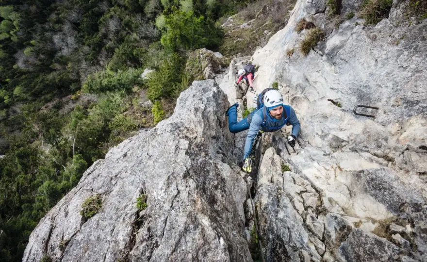 Klettersteig-Rastschlinge richtig nutzen und sicher rasten