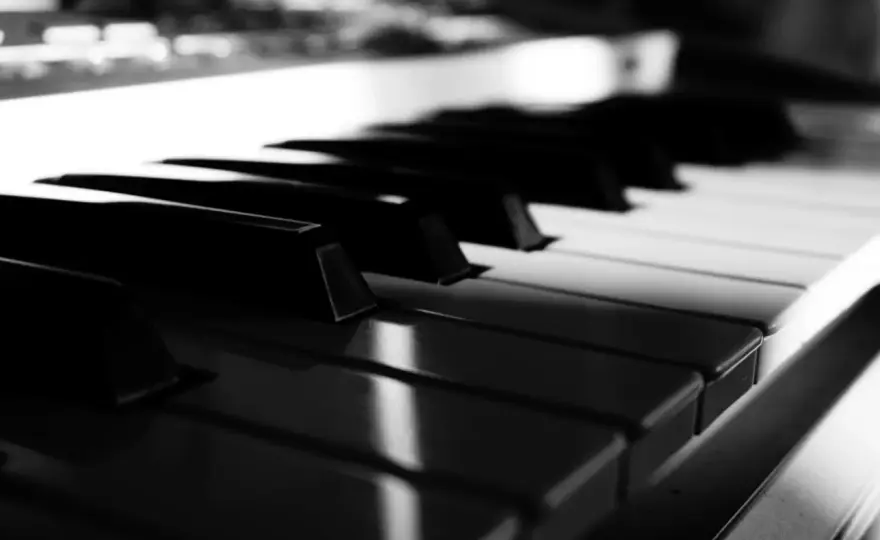 Pianino vs Fortepian: Kluczowe Różnice i Wybór Instrumentu