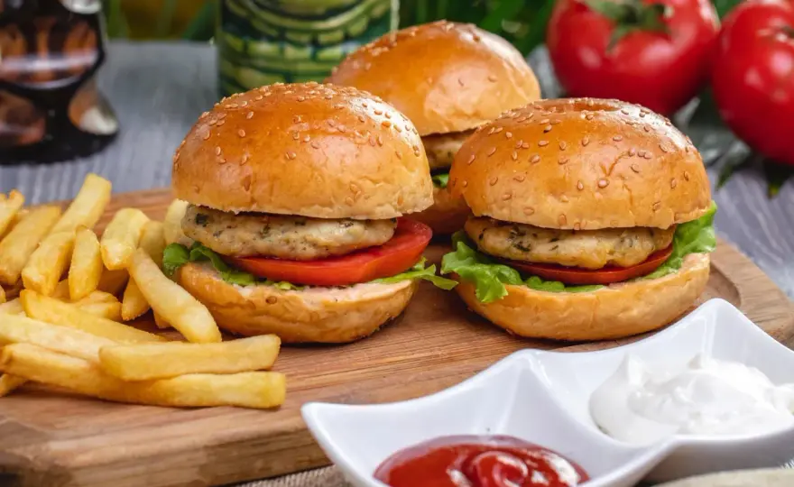 Burgery z indyka - soczyste i lekkie? Poznaj sprawdzony przepis!