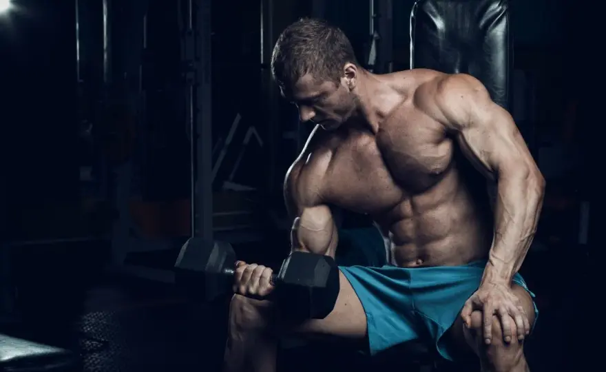 Z czym ćwiczyć biceps? Sprzęt i techniki dla maksymalnych efektów
