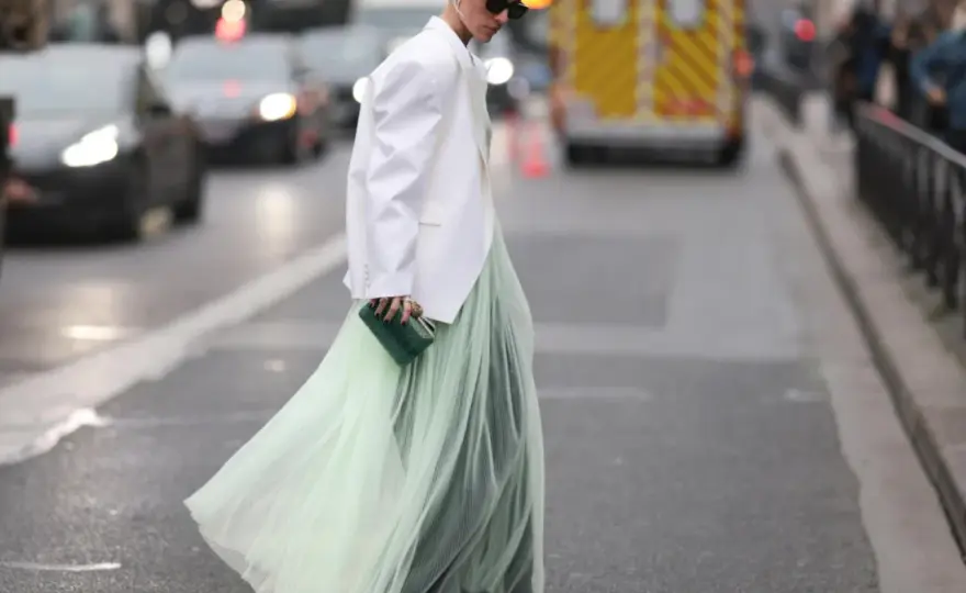 Langes Kleid mit Blazer - So gelingt der elegante Look!