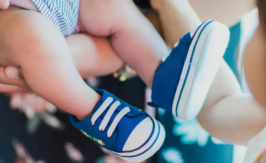 Rozmiar stopy niemowlaka: Jak zmierzyć i dobrać idealne buty?