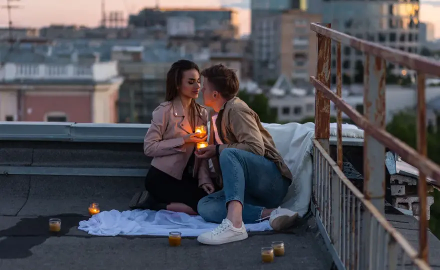 Napisać pierwsza do faceta? Kiedy to ma sens i co napisać?