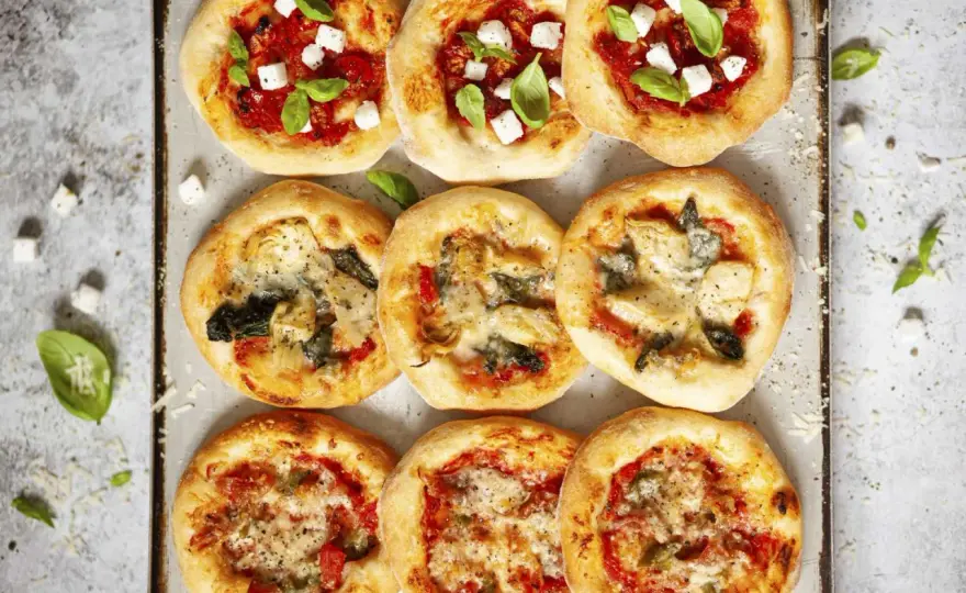 Gotowe ciasto na pizzę: Szybki przepis na domową pizzę i przekąski