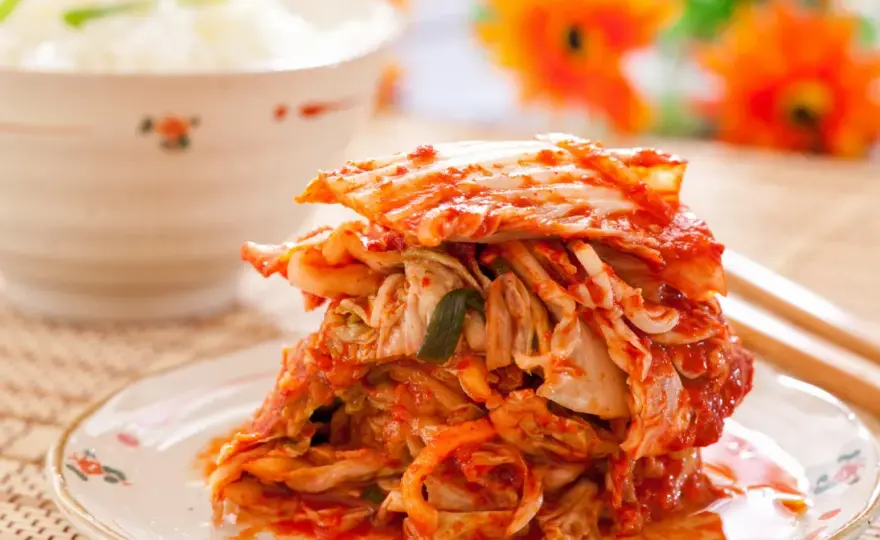 Kimchi: probiotyczna bomba czy ryzyko? Wpływ na Twoje zdrowie.