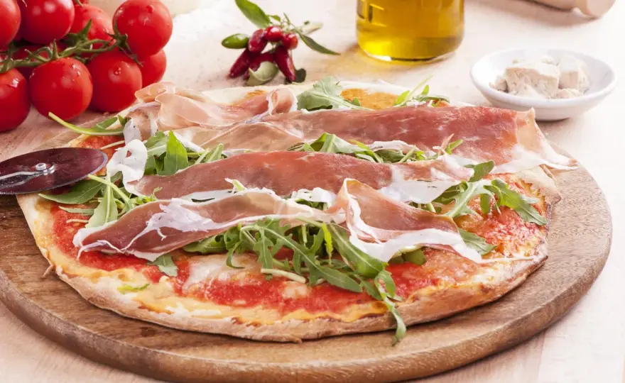 Pizza prosciutto - Kiedy dodać szynkę i jak uniknąć błędów?