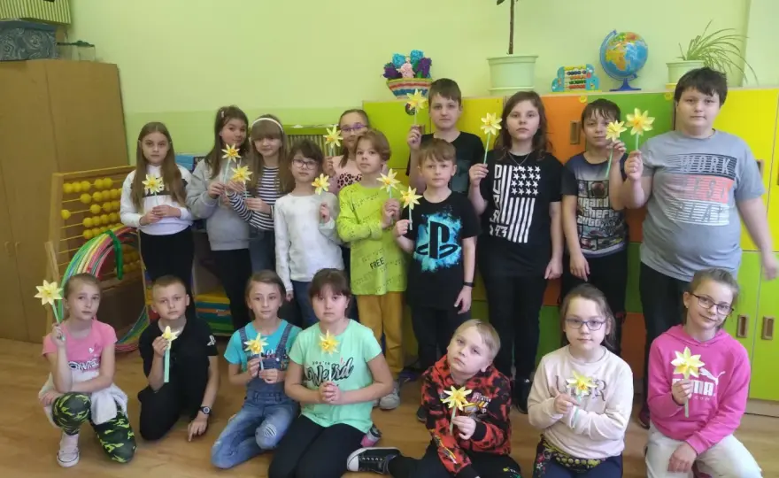 Jak zwęzić bluzkę? Proste szycie i triki bez igły Jacek Kaźmierczak