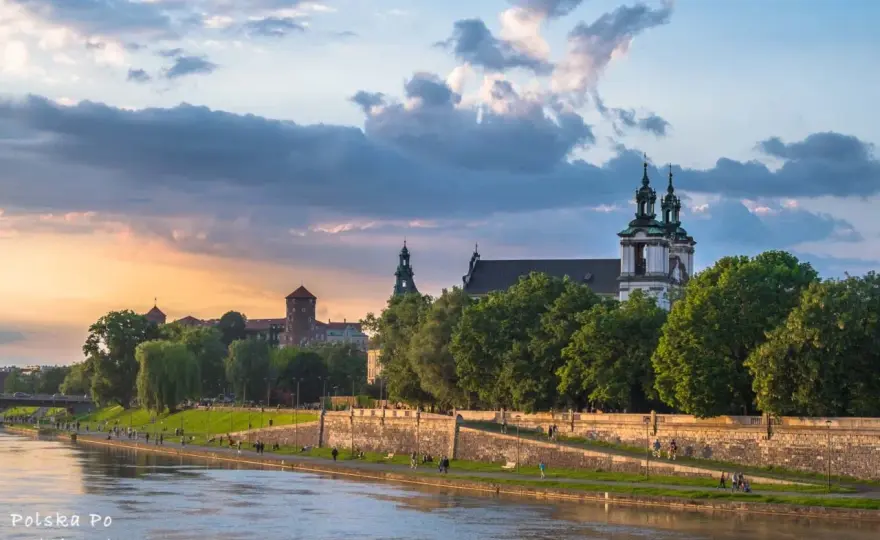 Nad jaką rzeką leży Kraków? Odkryj Wisłę i jej atrakcje