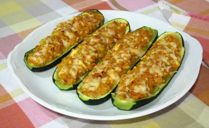 Calabacines rellenos de atún jugosos y gratinados