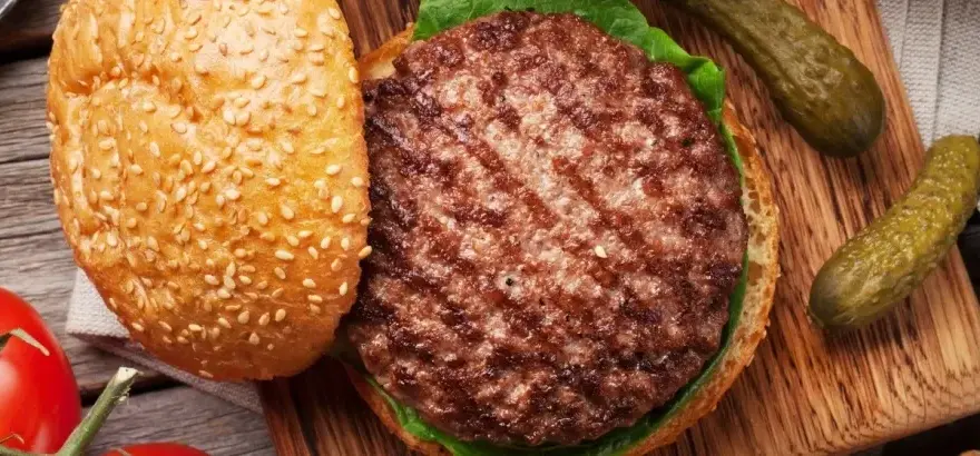Jakie mięso na burgera? Odkryj najlepsze opcje dla smaku i soczystości