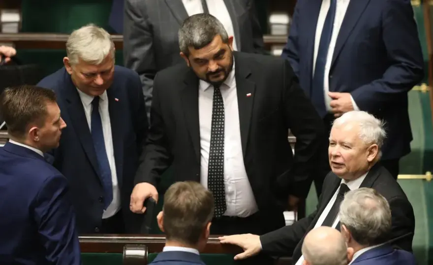 Co daje członkostwo w PiS? Odkryj korzyści i możliwości przynależności