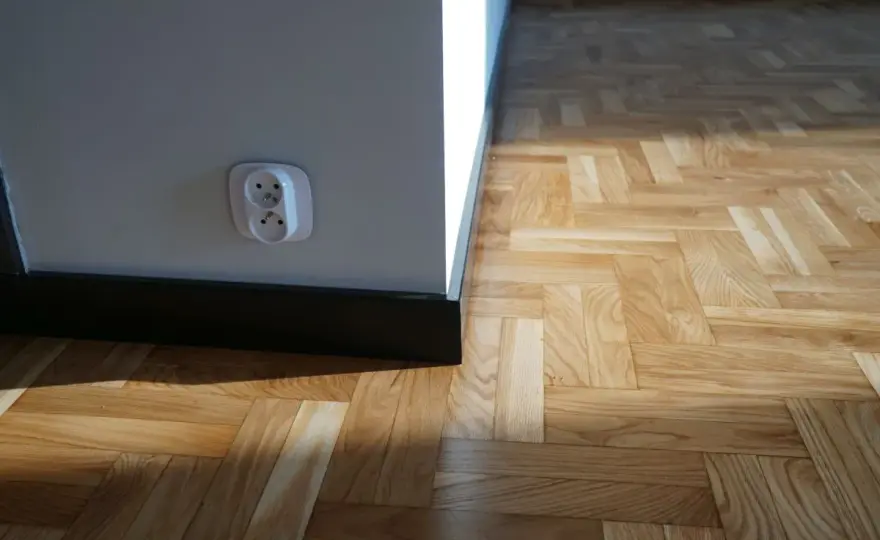Jakie listwy przypodłogowe do parkietu wybrać, by uniknąć błędów?