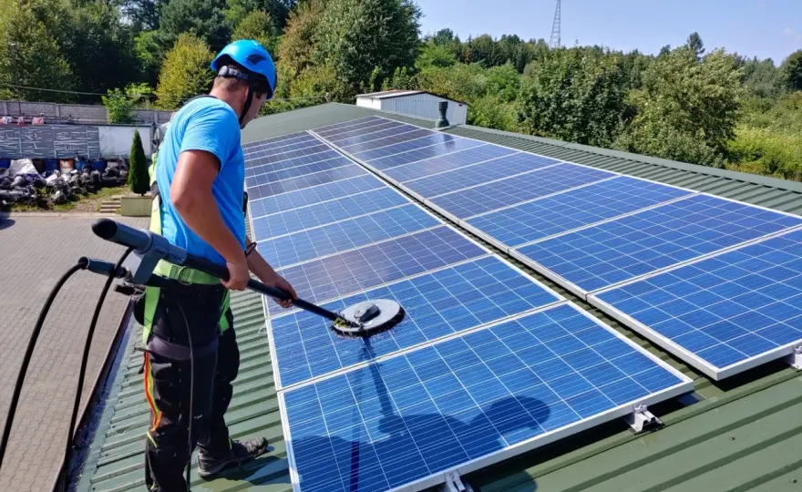 Mycie paneli fotowoltaicznych - jak i czym czyścić panele PV aby generowały więcej prądu?