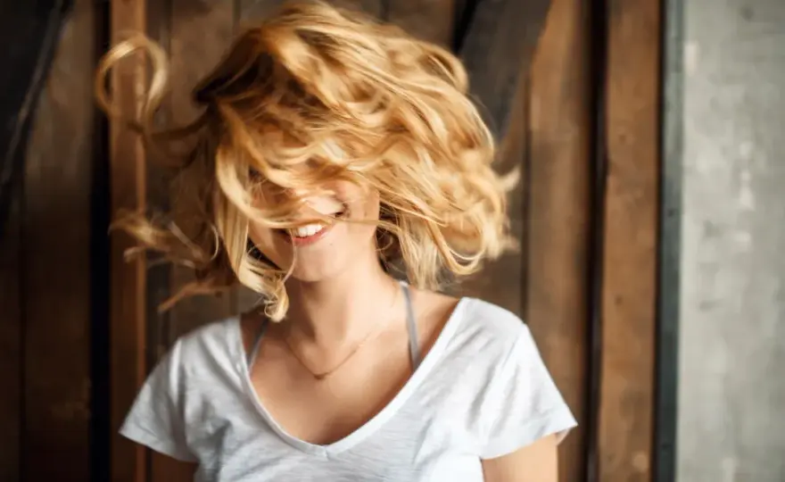 Maślany blond - Jak uzyskać kremowy odcień bez żółtych tonów?