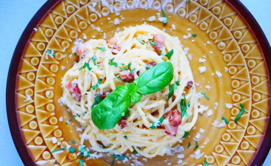Penne Carbonara: Autentyczny przepis bez śmietany uniknij błędów!
