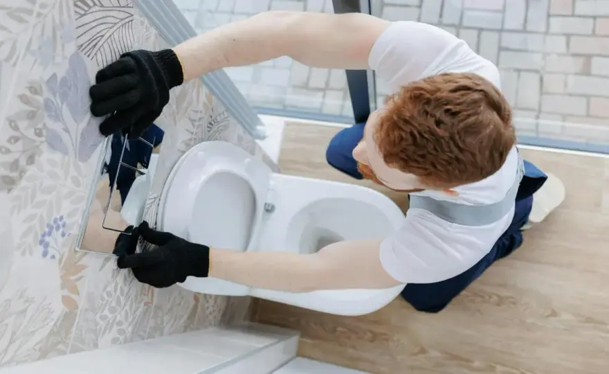 Jak rozebrać spłuczkę WC? Prosty poradnik krok po kroku