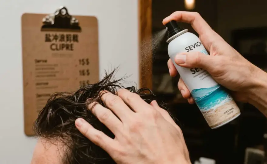 Spray de sal marina: ¿cómo usarlo sin resecar el pelo?