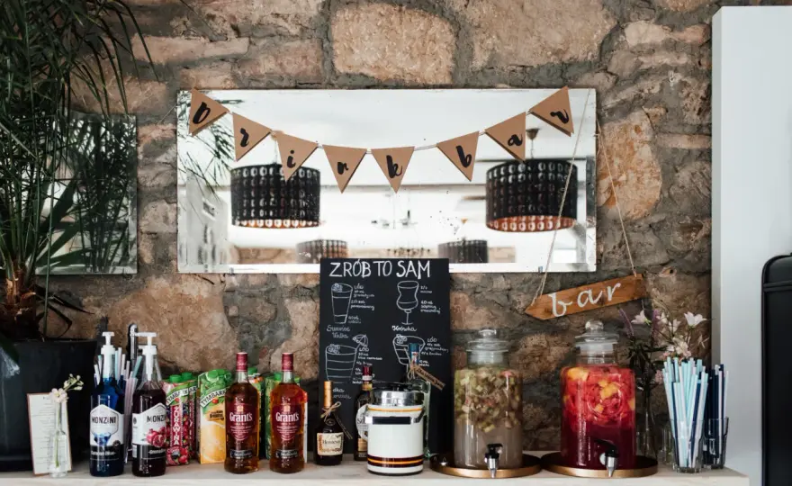 Jak stworzyć wyjątkowy drink bar na wesele DIY, który zachwyci gości