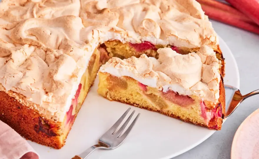Rhabarberkuchen mit Baiser - So gelingt die perfekte, stabile Haube
