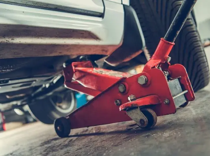 Jak podnieść auto na lewarku bezpiecznie i uniknąć wypadków