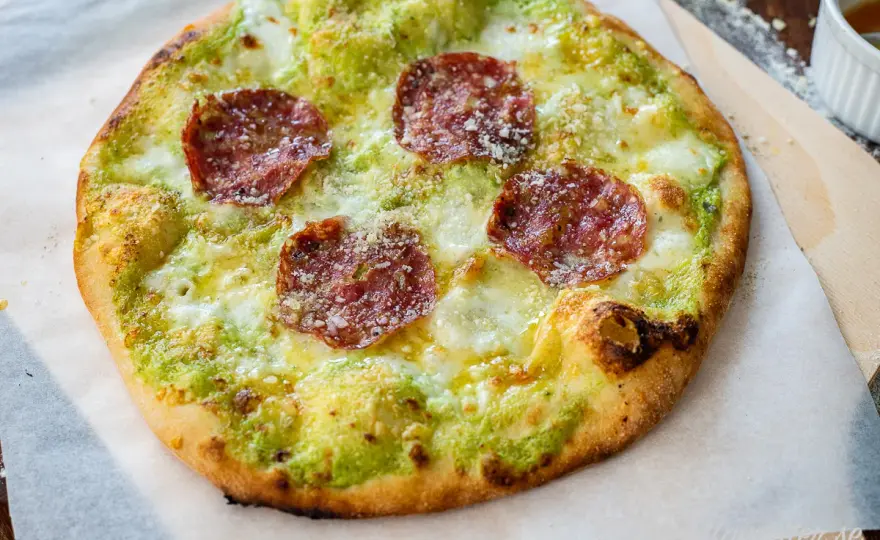 Vit pizza med salami - så får du krispig botten och rätt balans
