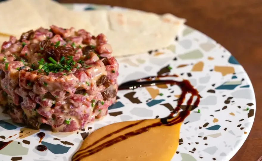 Tartar de salchichón fácil con toque malagueño