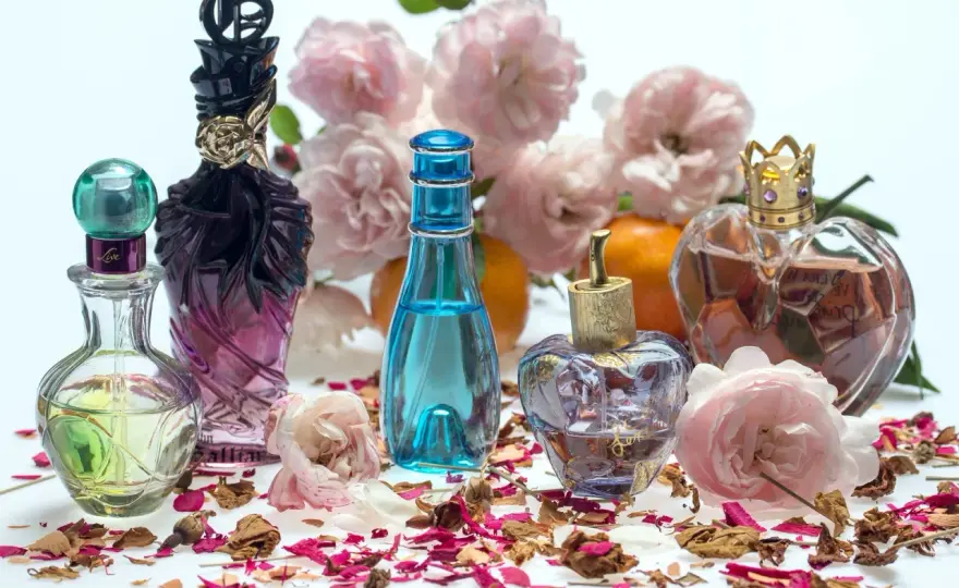 Czym się różni woda perfumowana od toaletowej? Kluczowe różnice i porady