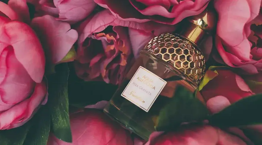 Czym się różni woda toaletowa od wody perfumowanej – poznaj kluczowe różnice