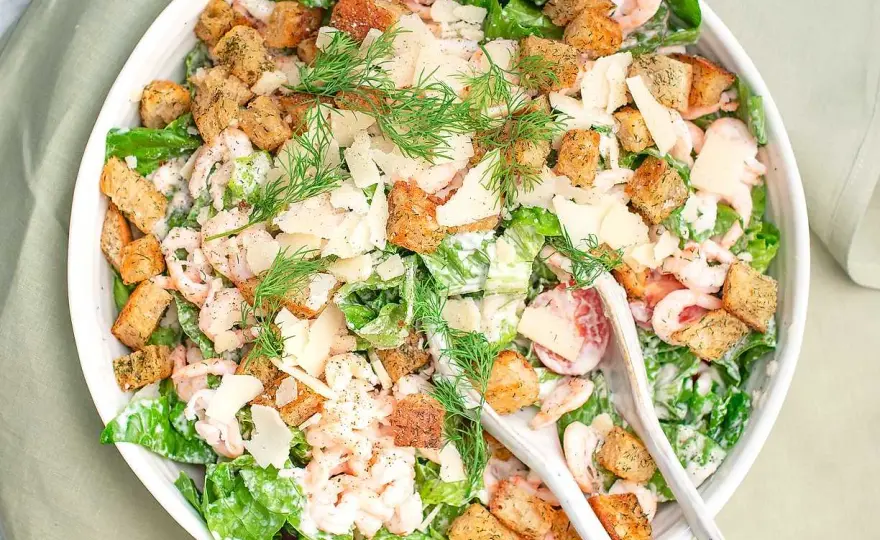Caesarsallad med krispiga krutonger och klassisk dressing
