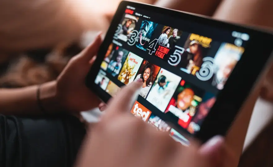 Jak pobrać film z Netflix i uniknąć problemów z dostępnością