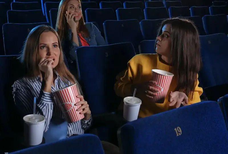 Czy reklamy są wliczone w czas trwania filmu w kinie: Ważne informacje