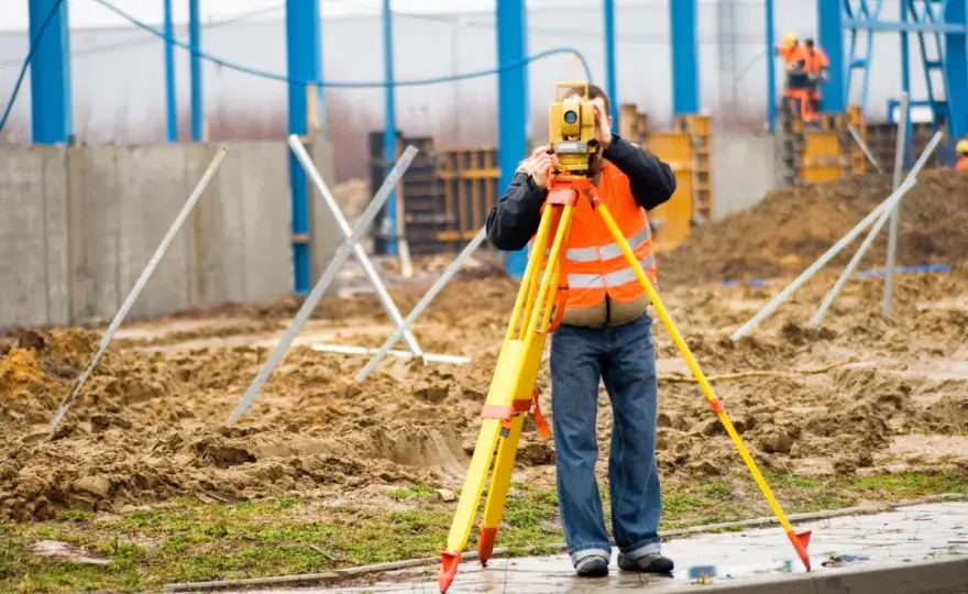 Technik geodeta: Kto to, co robi i dlaczego jest kluczowy?
