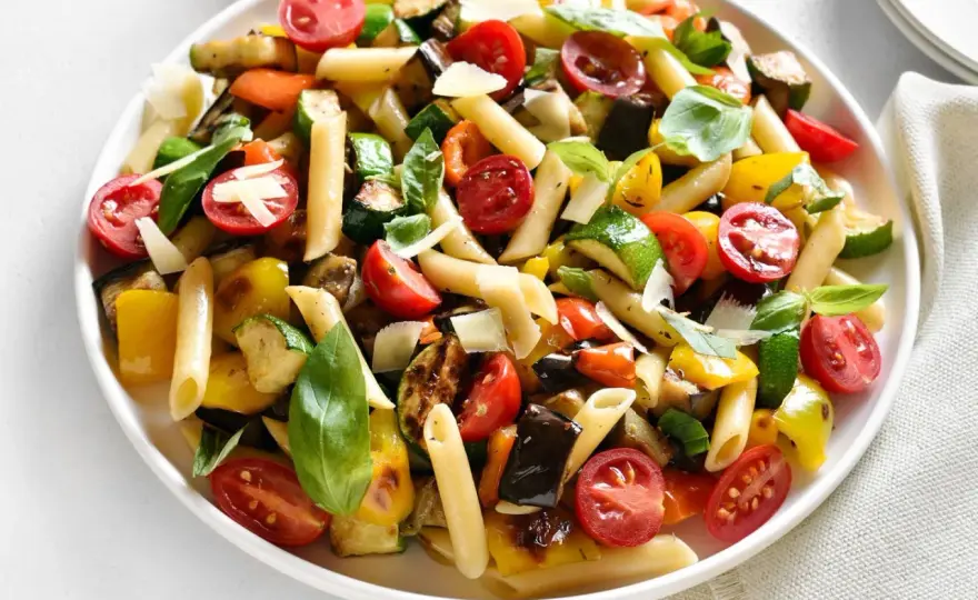 Nudelsalat: So gelingt er cremig & würzig – ohne Matsch!