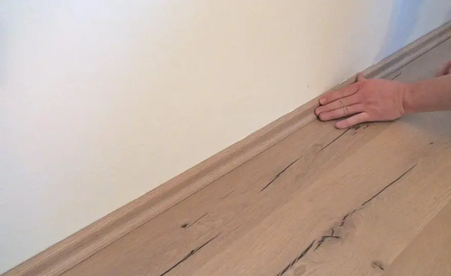 Sockelleisten kleben - So gelingt's perfekt & hält dauerhaft!