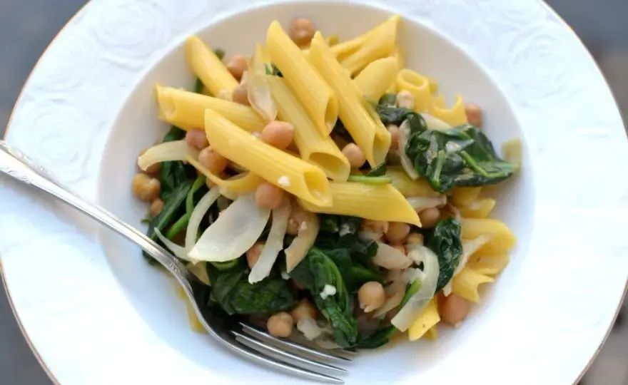 Penne konjac ze szpinakiem – zdrowy przepis na niskokaloryczny obiad
