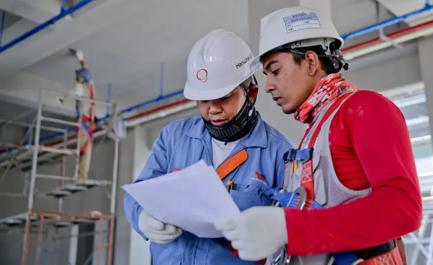 Samodzielna praca elektryka: Kiedy możesz pracować solo? Uprawnienia i BHP