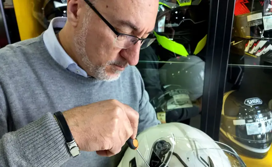 Visiera casco graffiata - Quando è un rischio e cosa fare?