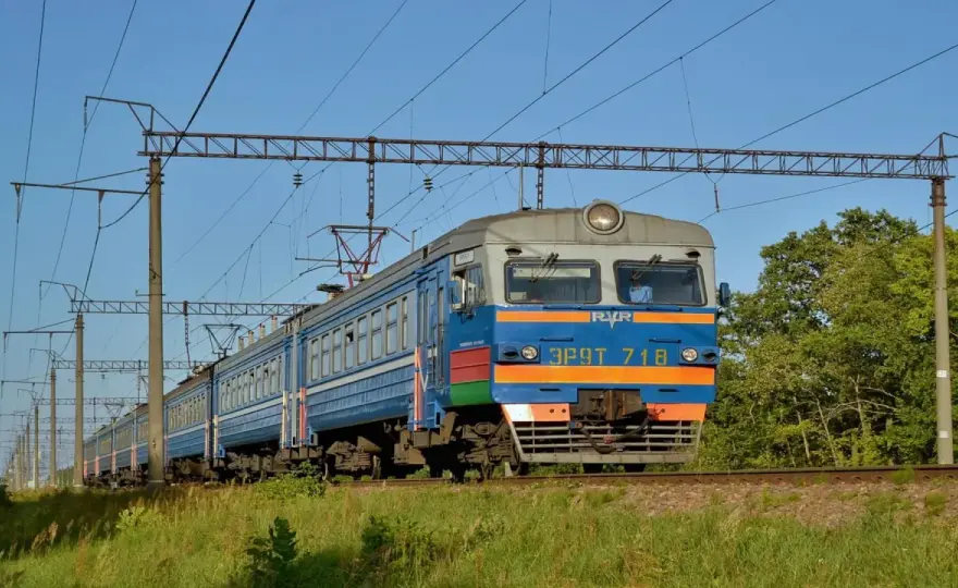 Jak dojechać pociągiem do Kamienia Pomorskiego - praktyczny poradnik