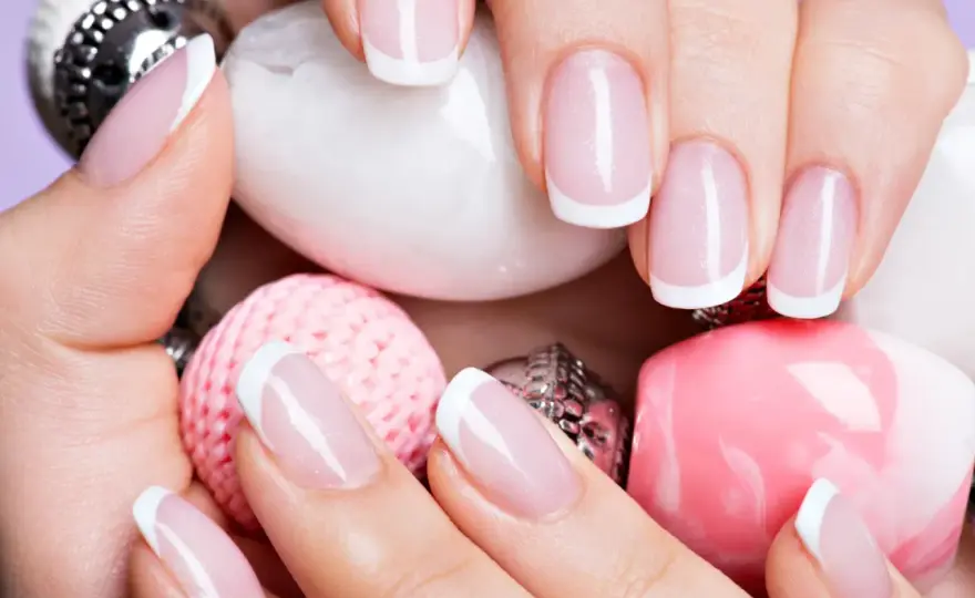 Manicure japoński z hybrydą - czy to możliwe? Zalety i wady