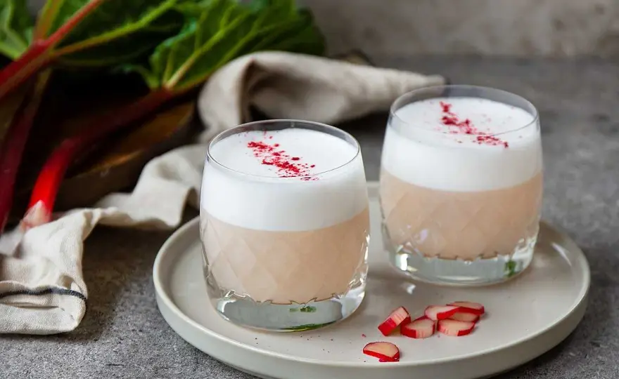 Så gör du en rabarber sour med gin och rabarbersockerlag